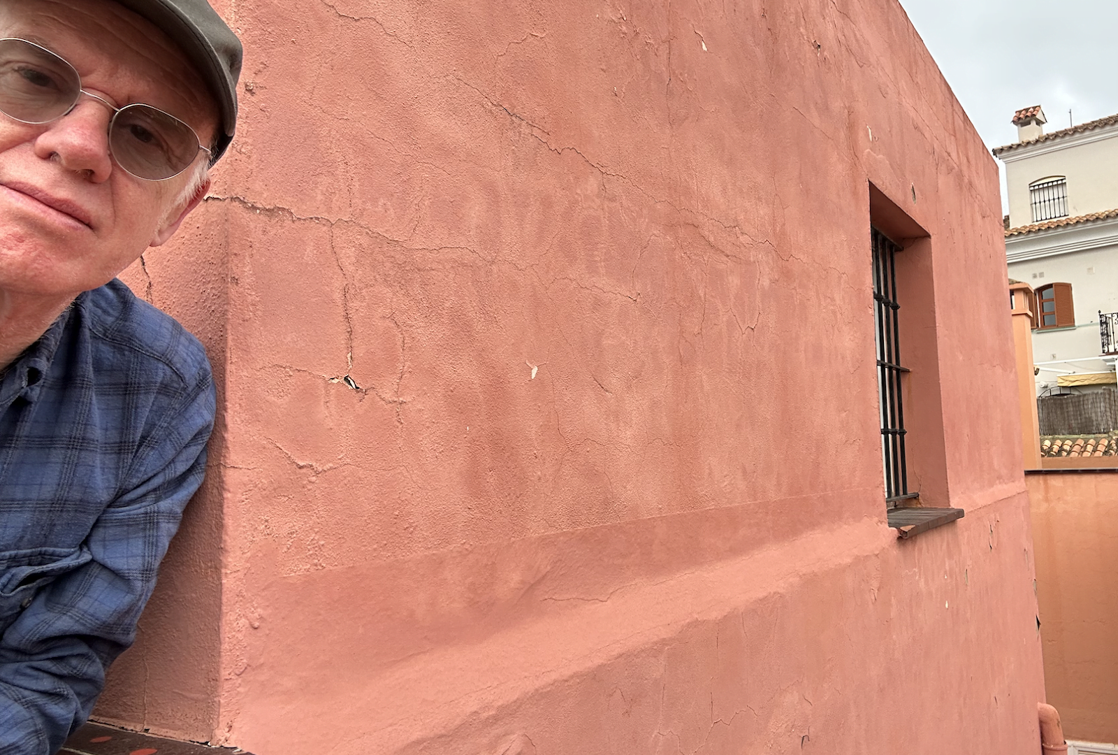 Home inspector detecting cracks in building in Spain